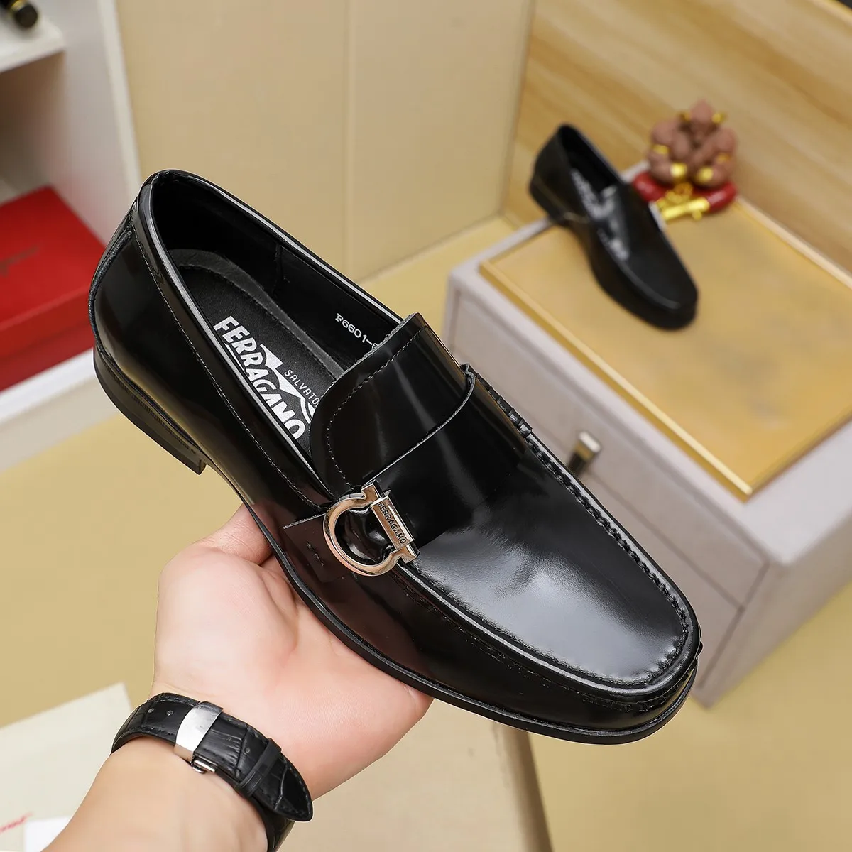 Men's shoes 💰460 🔥 Ferragamo new men's casual slip-on shoes 🇨🇳 Official website original 1:1 mold, original quality 💯 fine workmanship, high-end luxury ☘ The upper is made of imported Italian first-layer cowhide 🌴 Luxurious water dyeing 🐂 Leather lining 🍓 Rubber wear-resistant and non-slip outsole, breathable and comfortable to wear 🍍 The first choice for high-taste men, color optional! Code number 38-44 (45.46. Customized)